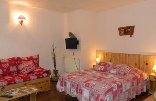 Jausiers Apartment | Gîtes la Mexicaine: Guest Rated 9/10 with Oceanfront Bliss