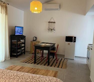 Violes House | Pet-Friendly Retreat at Gîtes Violettes et Amandier