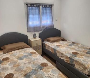 Chateau-Thierry Apartment | Gîtes de l'isle: WiFi, Netflix & Disney for Business Stays
