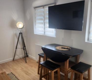 Chateau-Thierry Apartment | Gîtes de l'isle: WiFi, Netflix & Disney for Business Stays