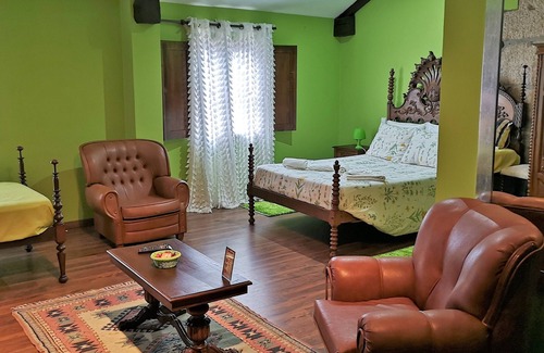 Armamar Bed & Breakfast | Discover Gójim Cottage: Family-Friendly Retreat with Pool