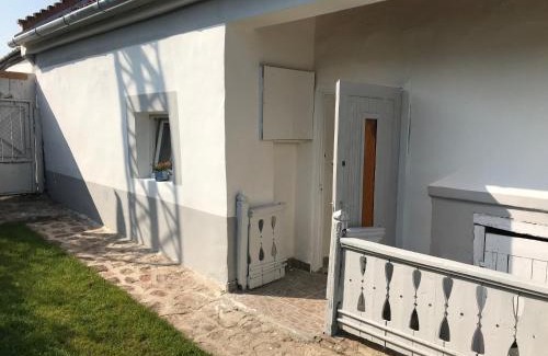 Kovagoors Apartment | Gólyásház Apartman: Pet-Friendly Getaway with High Ratings