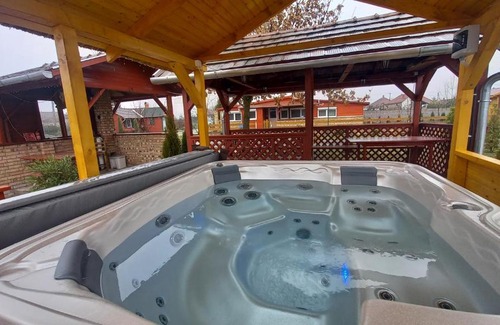 Vajdacska House | Gólya-Tó Vendégház: Family-Friendly Retreat with Hot Tub