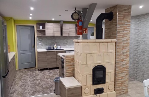 Vajdacska House | Gólya-Tó Vendégház: Family-Friendly Retreat with Hot Tub