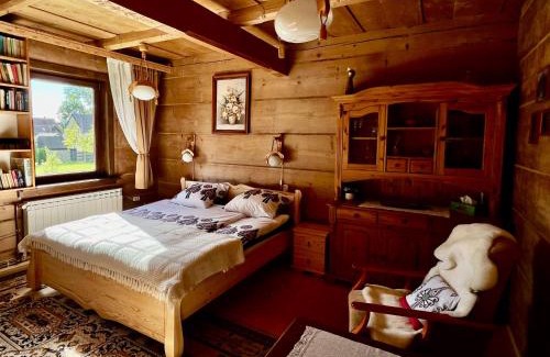 Nowy Targ Ski Chalet | Historic Góralska Chata: Pet-Friendly Retreat with High Ratings