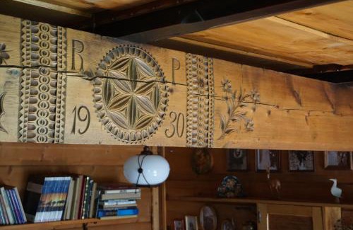 Nowy Targ Ski Chalet | Historic Góralska Chata: Pet-Friendly Retreat with High Ratings