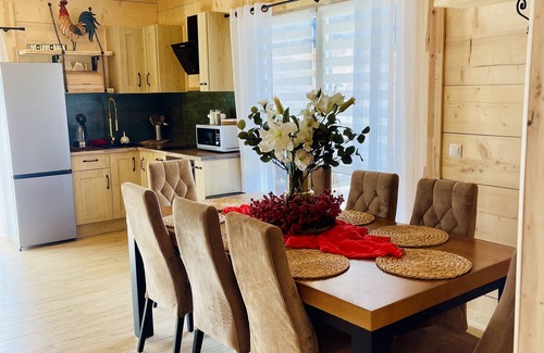 Koscielisko Cottage | Unforgettable Góralska Chatka: Pet Friendly & Spa Retreat