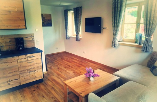 Oberschonau Apartment | Cozy Göllblick for 3 with Child-Friendly Amenities