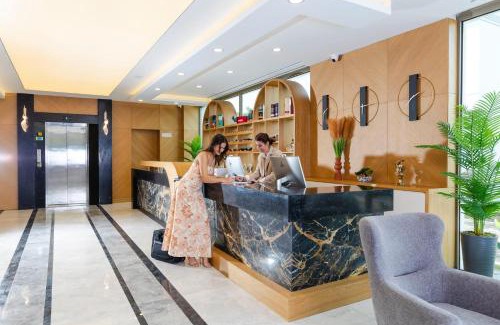 Gulluk Hotel | Güllük Elegance Otel: Oceanfront Bliss with Pool Access