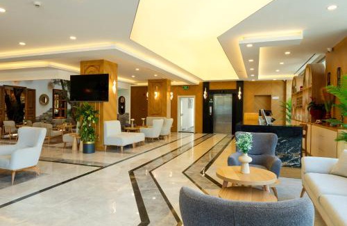 Gulluk Hotel | Güllük Elegance Otel: Oceanfront Bliss with Pool Access
