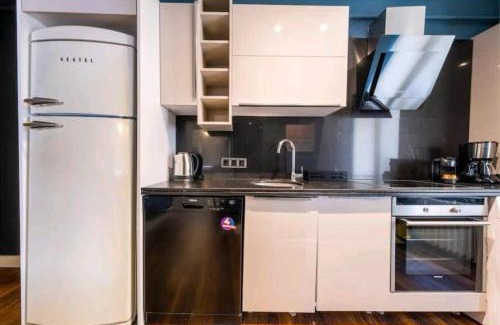 Kabatas Apartment | Explore G&B Mansion: Family-Friendly 4-Star Retreat