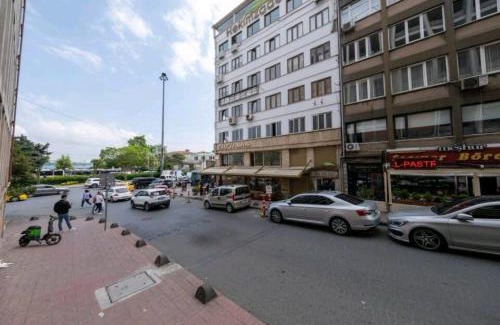 Kabatas Apartment | Explore G&B Mansion: Family-Friendly 4-Star Retreat