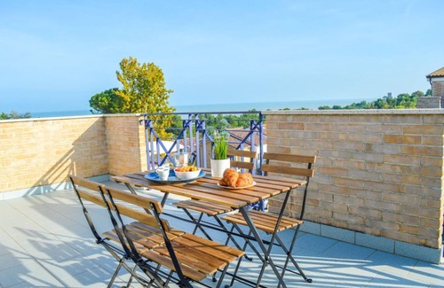 Foggetta Apartment | G.Bay C25: Hill View Apartment with Pool and Balcony