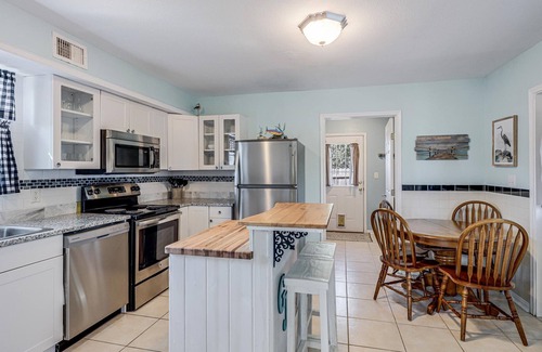 Rockport House | Fishermans Inn: Relaxing Retreat Near Holiday Beach
