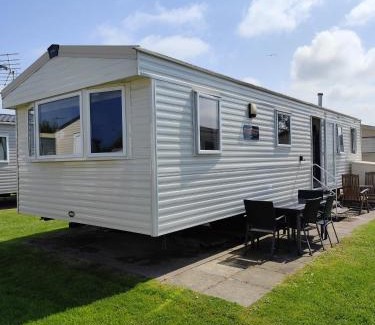 Prestonpans Resort | Family-Friendly G & M Static Caravan in Edinburgh with Pool
