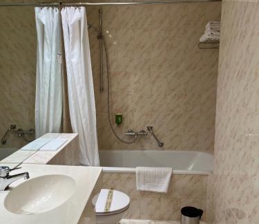 Oberdorla Apartment | G&P Housing Apartments - XXL Wohnung für Familien & Gruppen 120qm mit 3 Schlafzimmern, 3 Badezimmern, Panoramabalkon und großer Küche