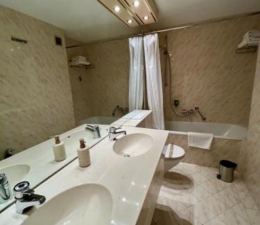 Oberdorla Apartment | G&P Housing Apartments - XXL Wohnung für Familien & Gruppen 120qm mit 3 Schlafzimmern, 3 Badezimmern, Panoramabalkon und großer Küche