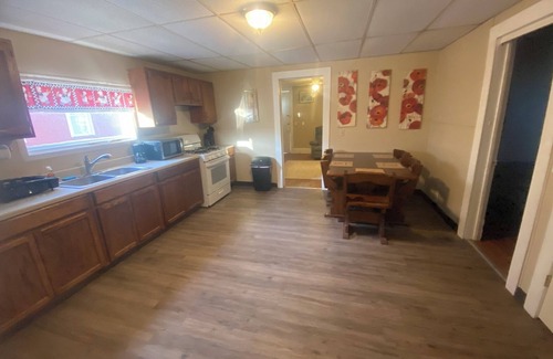 Downtown Syracuse House | Ideal 3 Bedroom Retreat Near Syracuse University & Mall
