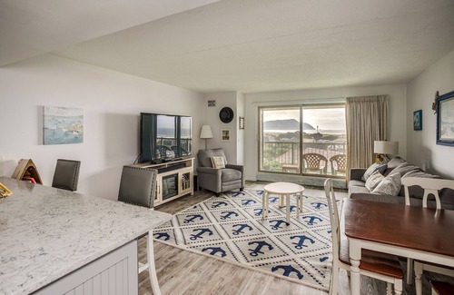 Gearhart Condo | Pet-Friendly Retreat with Ocean View and Spa Access