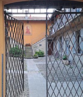 Albate Apartment | Gabbinoholidayhome: Cozy Apartment in Picturesque Setting