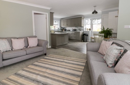 Roos Cottage | Romantic Gabby's Garden Cottage with Oceanfront Views