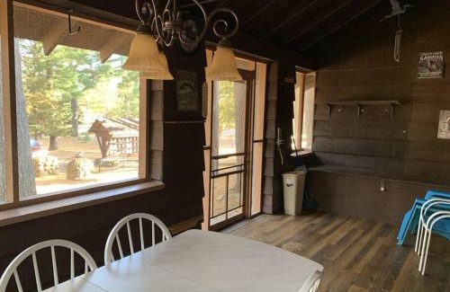St Germain House | Cozy Gabe's Lost Resort: Family-Friendly with a Pool
