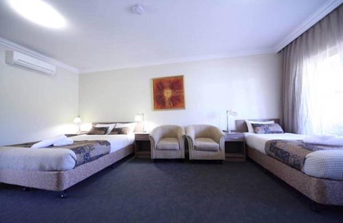 Gundagai Hotel | Family-Friendly Stay at Gabriel Motor Inn with Breakfast