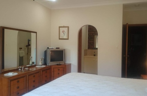 Keith Bed & Breakfast | GAERWOOD King Suite w/- Spa bath, aspect of an Elkhorn fern tariff $195 p.night