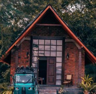 Weeraketiya Hotel | Guest-Favorite Gagees Lake View Cabana with Breakfast