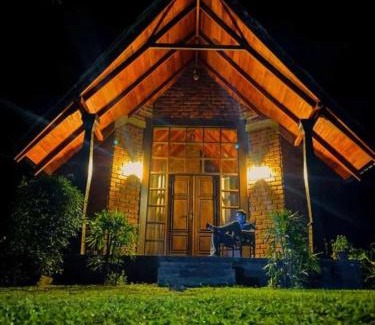 Weeraketiya Hotel | Guest-Favorite Gagees Lake View Cabana with Breakfast