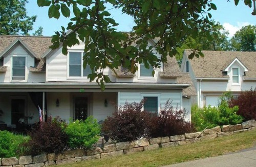 Coudersport Apartment | Highly Rated Gail Eustace Dupont Guesthouse with Breakfast