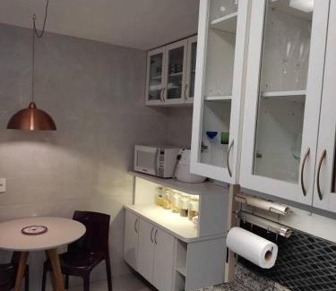 Centro Apartment | Oceanfront Retreat: Galés mar a Luz da lua Awaits You