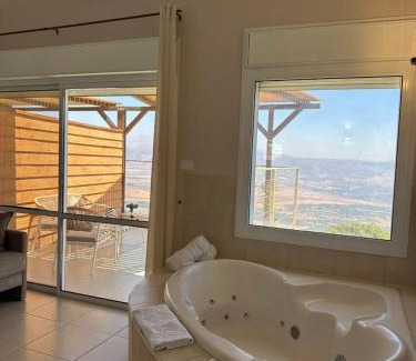 Misgav Am Cabin | Top-Rated Gal Banof with Hot Tub & Breakfast Included