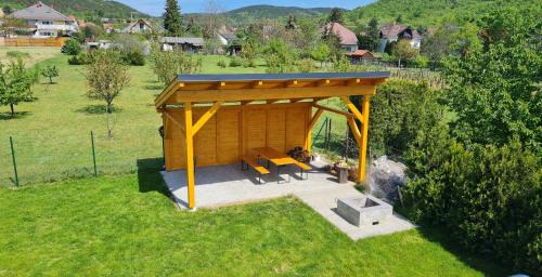 Vonyarcvashegy Apartment | Cozy Galamb Vendégház: Family-Friendly with Kitchen Access