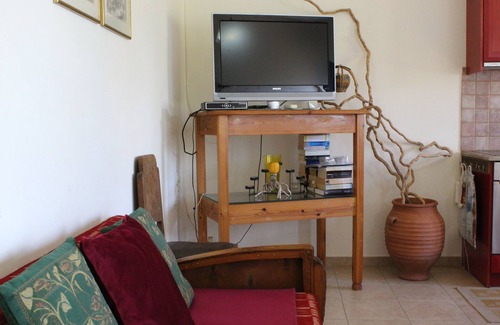 Faistos Apartment | Galatia Red