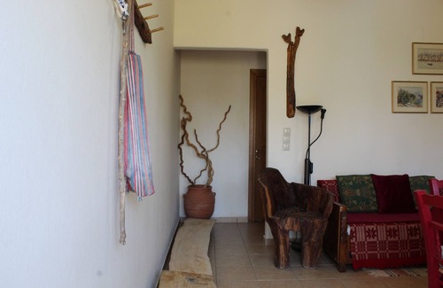 Faistos Apartment | Galatia Red