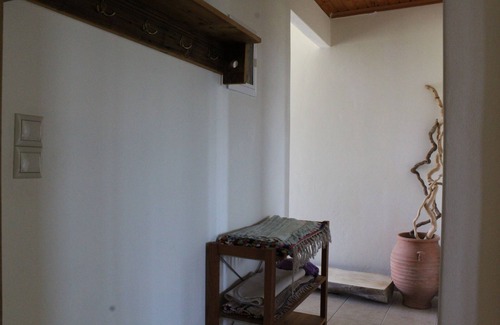 Faistos Apartment | Galatia Red