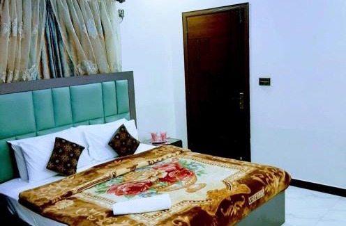 Gulshan-E-Jamal Hotel | Budget-Friendly Galaxy Inn Guest House with Family Amenities