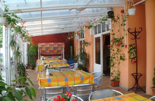 Salgotarjan Hotel | Cozy Galcsik Fogadó: Pet-Friendly Stay with Breakfast