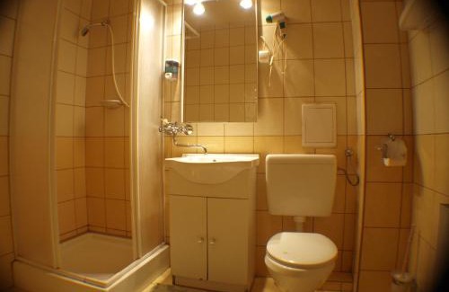 Salgotarjan Hotel | Cozy Galcsik Fogadó: Pet-Friendly Stay with Breakfast