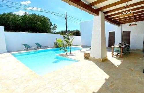 Chiclana de la Frontera Villa | Oceanfront Paradise at GALDANA - 4 Star with Pool & Views