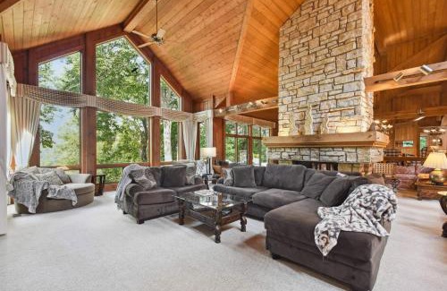 The Galena Territory House | Experience Relaxation: Galena Getaway with Hot Tub & Theater