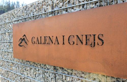 Stronie Slaskie House | Unforgettable Stay at Galena i Gnejs with Hot Tub & Fireplace