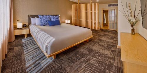 Irapuato Hotel | Unwind at Galeria Plaza Irapuato: Pool, Spa & Ocean Views