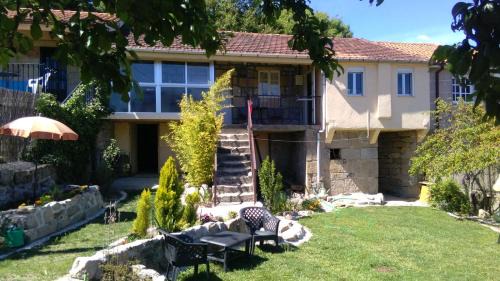 Loureiro Apartment | Pet-Friendly Galician Retreat: Family-Approved Getaway