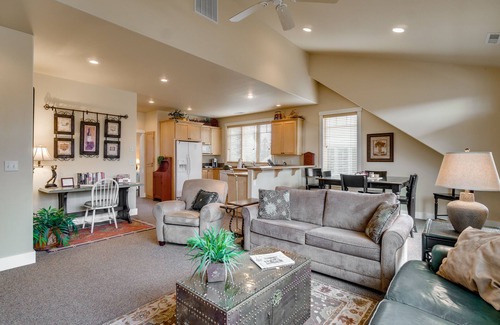 Sisters Condo | Cozy Downtown Retreat with Lake View & Spa Amenities