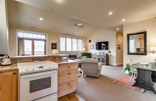 Sisters Condo | Cozy Downtown Retreat with Lake View & Spa Amenities