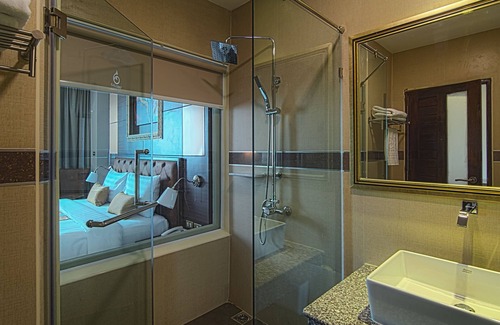 Sisaket Hotel | Stylish Gallery Design Hotel with Spa and Family Amenities