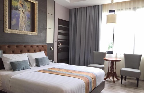 Sisaket Hotel | Stylish Gallery Design Hotel with Pool and Hot Tub Access