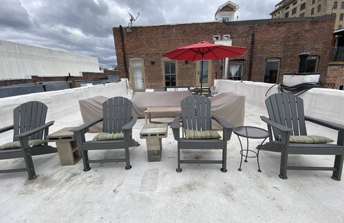Vicksburg Condo | Riverview Gallery Loft with Rooftop Terrace & Spa Access
